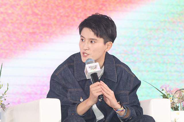 　　　　布莱恩德帕尔玛的新作《豪情》讲述了在人吃人的国际商界里两个女人的存亡较劲。